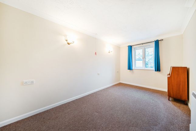 27, Lords Bridge Court, Shepperton photo 4