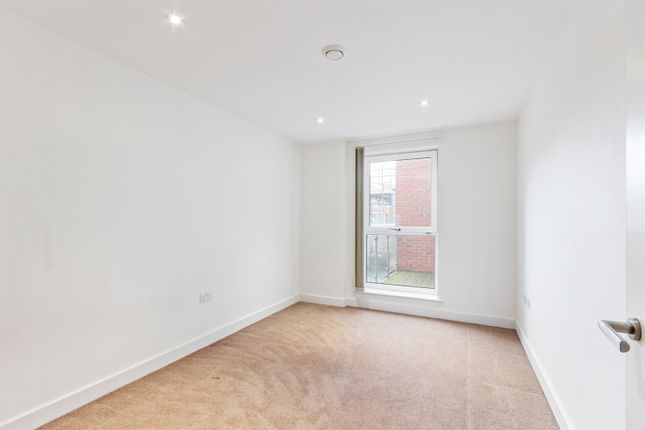Flat to rent in 1 Zenith Close, Barnet