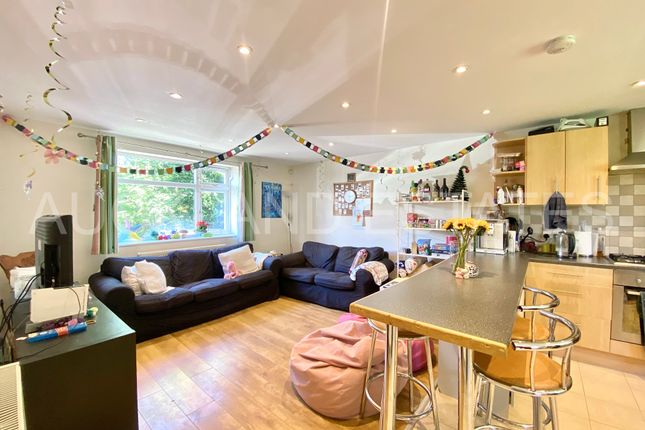 68, Chace Avenue, Potters Bar photo 3