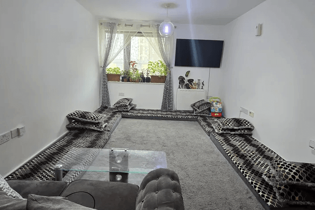 1-bed flat on Victoria Road, Victoria Road W3, London, £315,000