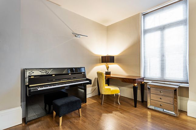 Flat to rent in Cunningham Court, Maida Vale, London