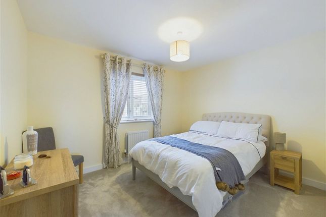 Flat for sale in Pondtail Walk, Faygate, Horsham