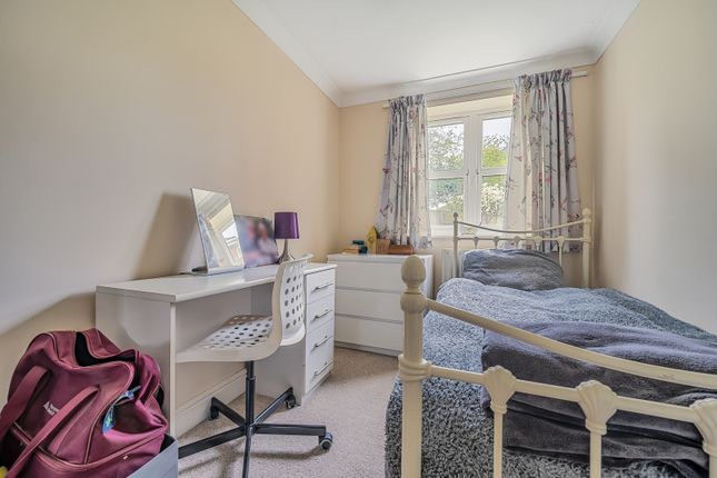Flat for sale in Carpenters Court, The Crescent, Mortimer Common, Berkshire