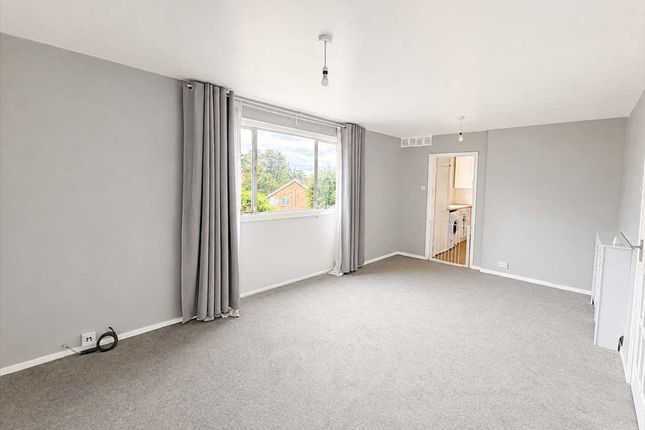 88, Riverbank, Staines Upon Thames photo 3