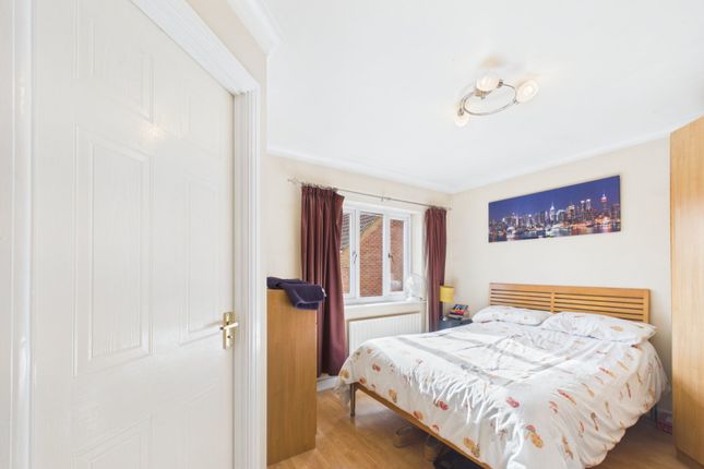 Radley Close, Feltham photo 4