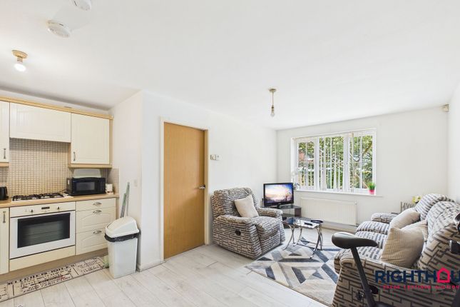 Flat 2, 38 Chartwell Drive, Bradford photo 2