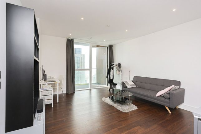 Flat for sale in Harbour Way, South Quay