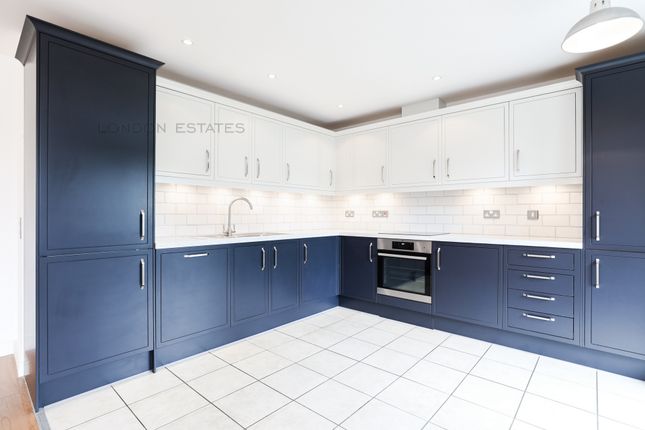 Hunt Close, London photo 4