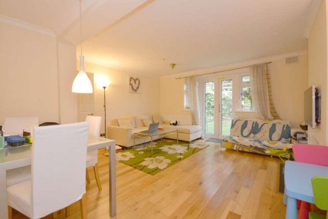 24 Dolphin Court, Dolphin Close, Surbiton photo 2