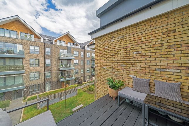 Flat 5,Harrier House, 31-33 Fasset Road, Greater London photo 2