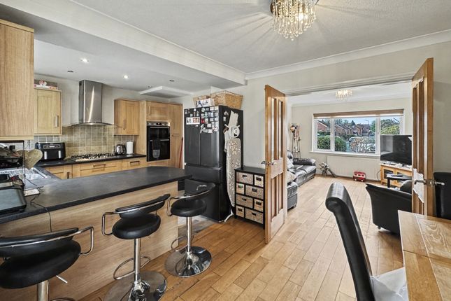 77 Peveril Close, Manchester photo 2