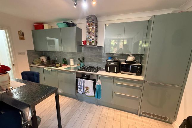 Flat 4 Unit 8, Bellfield Road, High Wycombe photo 3