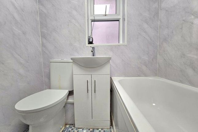 35 Repton Avenue, Hayes photo 2