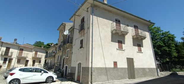 Thumbnail Town house for sale in Sant\'eufemia A Maiella, Pescara, Abruzzo