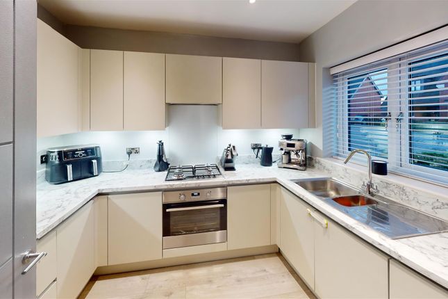 14, Gordons Way, Crawley photo 2