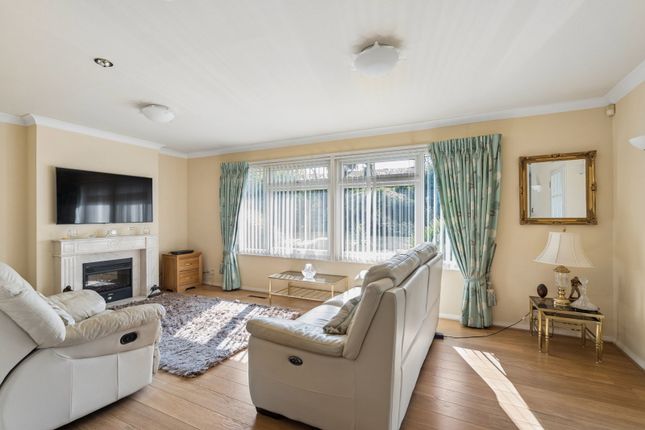 16, Curzon Place, Pinner photo 4