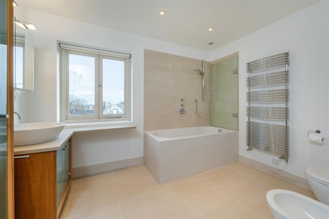 Flat to rent in Heath Drive, Hampstead