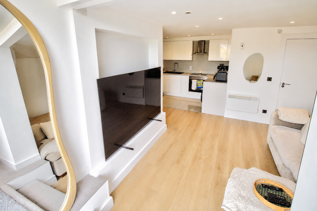 18b, Heather Ridge Arcade, Camberley photo 4