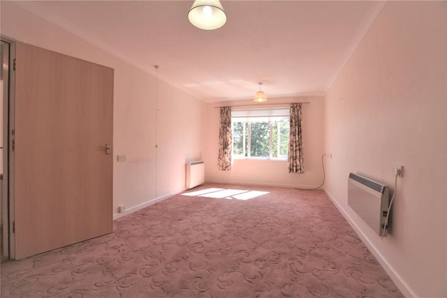 Flat for sale in Fairacres Road, Didcot, Oxfordshire