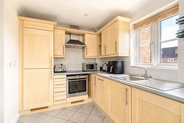 19, Trafalgar Court, Cobham photo 4