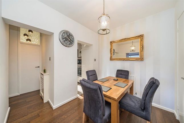 Flat 22, Kempe House, Burbage Close, London photo 4