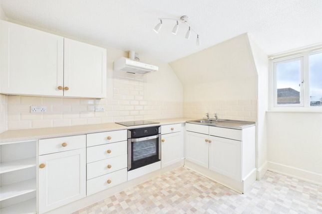 Flat 3, 25, The Square, Holsworthy photo 4