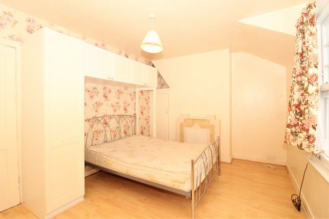 Town house to rent in Vicarage Park, Plumstead