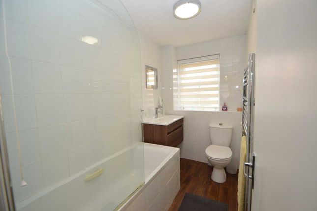 8, Vernon Close, Chertsey photo 4