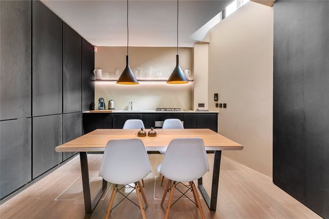 Mews house to rent in Pottery Lane, London