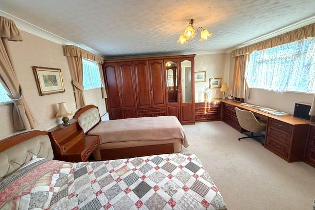 5, Ash Grove, Feltham photo 4