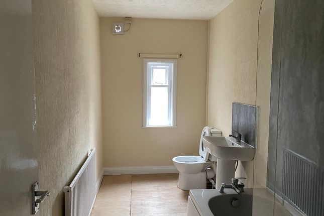 33, Chequers, Clayton-Le-Moors photo 4