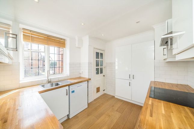 Flat 19, Highlands Heath, Portsmouth Road, London photo 4