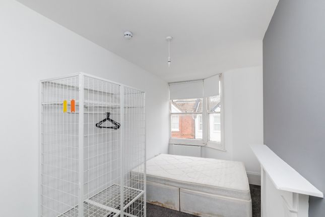 Room 4, 9, York Grove, Brighton photo 3
