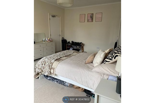 First Floor Flat, Victoria Rise, London photo 2
