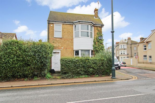 1-bed flat on Sea Street, Herne Bay, £750/mo