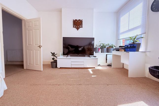 31, Woodthorpe Road, Ashford photo 3