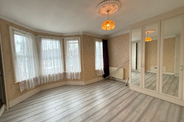 Mostyne Avenue, Wembley photo 5