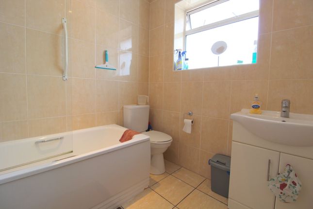 Room to rent in Edward Road, Feltham