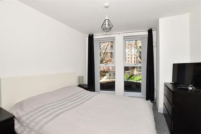 Thumbnail Flat for sale in Lion Green Road, Coulsdon, Surrey