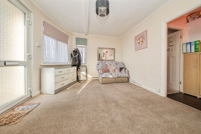 27, Crossways, Clacton-On-Sea photo 4