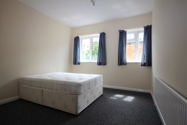 Flat to rent in Goodson Road, Harlesden