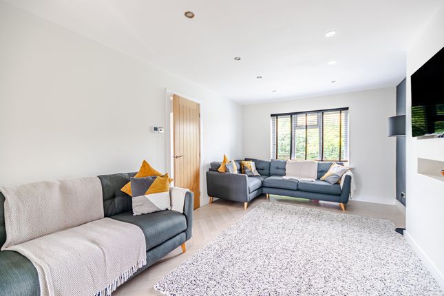 8, Hawthorne Gardens, Leeds photo 2
