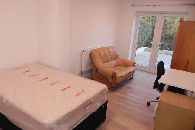 8 Hillview Crescent-Room 2, Guildford photo 2