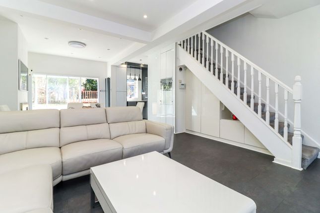 255 Gammons Lane, Watford photo 5