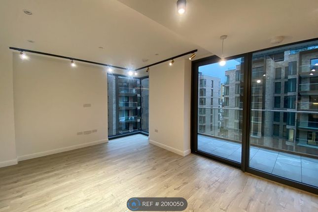 Flat to rent in Siena House, London