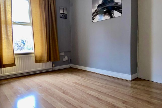 Flat to rent in Crescent Road, Seaforth, Liverpool