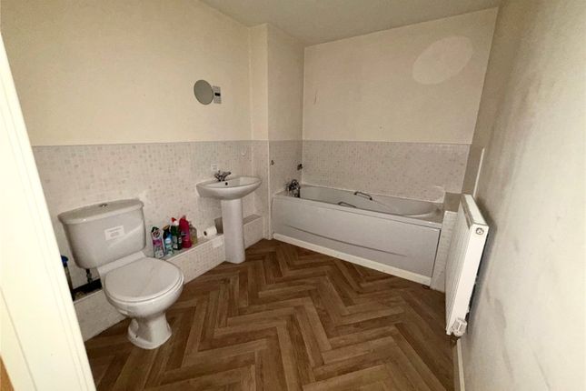 107, Hartford Drive, Greater Manchester photo 3