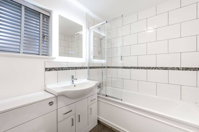 Thumbnail Flat for sale in Worcester Close, Gladstone Park, London