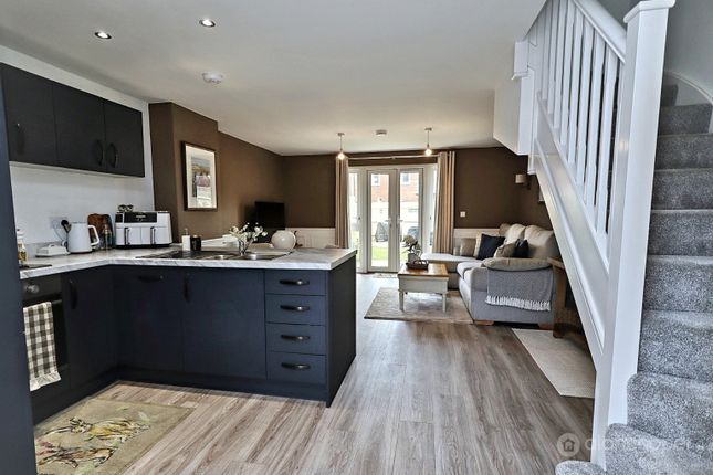 10 Wuffle Gardens, Nuneaton, Warwickshire photo 2