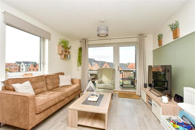 Thumbnail Flat for sale in Elliotts Way, Chatham, Kent